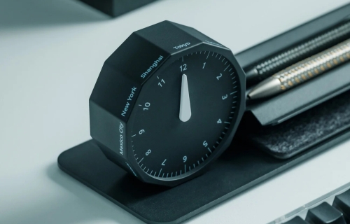 Rolling World Clock: Simplicity and Ingenuity in Global Time Management